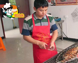 重庆烤鱼的做法项目实际操作内容三 烤鱼辅料的制作、装饰、预烤，鱼底料的调制。