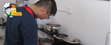 牛杂火锅的做法培训项目实际操作内容三 火锅原材料的处理和制作、各式蘸料的制作：香辣酱，麻辣酱，腐乳，花生酱，蒜蓉，麻油，葱油等。