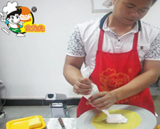 港式甜品项目实操内容二 老师教学员港式甜品原料的选购。