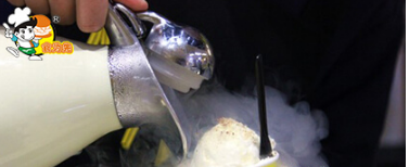 冒烟冰淇淋的做法项目实操内容四 挖球、拼盘装饰搭配的技巧；