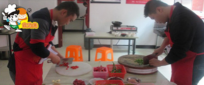 特色川菜的做法项目实际操作内容二 川菜基本刀工、抛锅、麻辣红油；