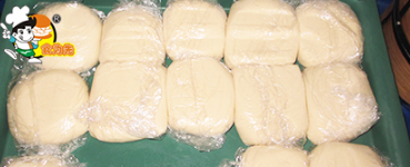 印度飞饼的做法项目实操内容一 印度飞饼面粉的选择，面团的制作；
