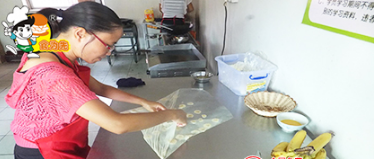 印度飞饼的做法项目实操内容二 印度飞饼甩制手法，老师手把手教学，先示范，反复练习；